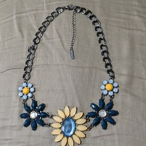Cookie Lee brand necklace daisies or flowers